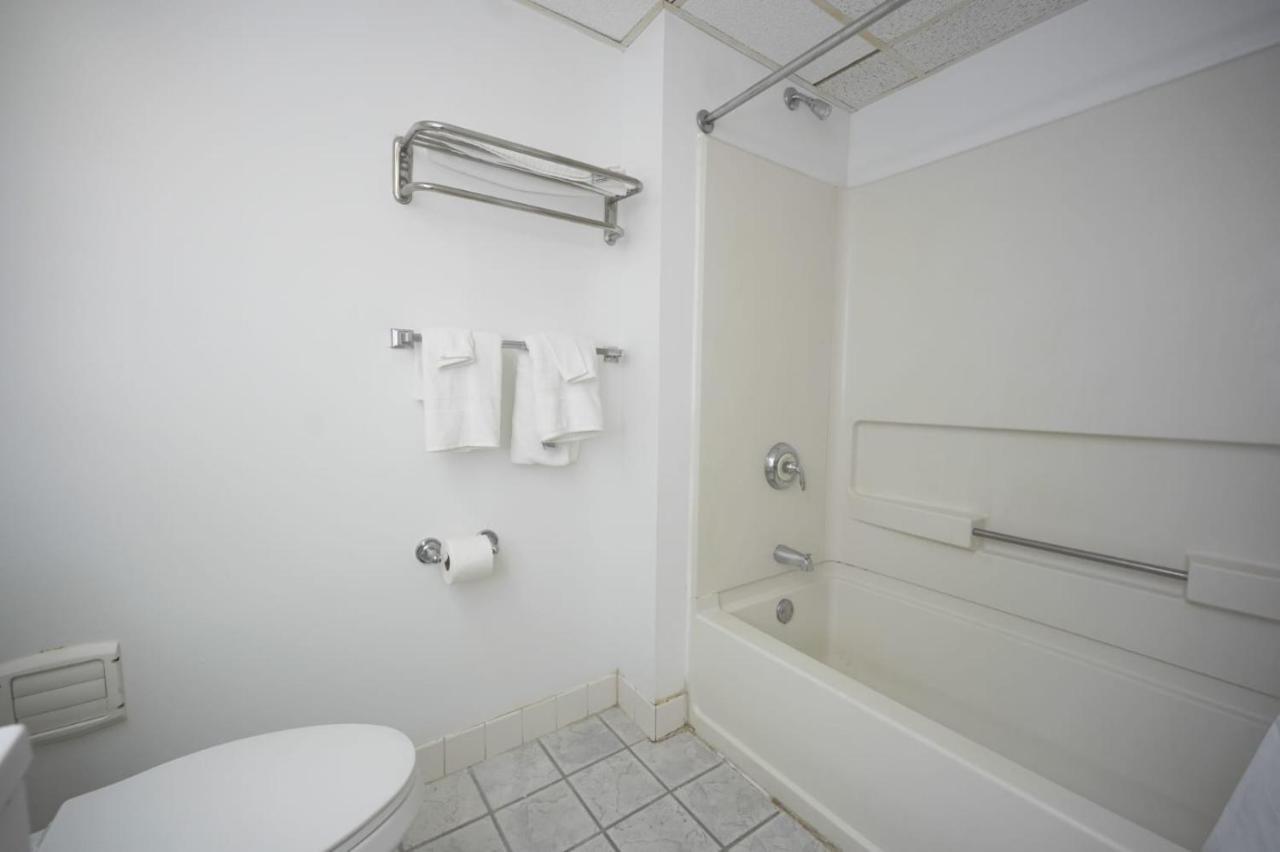 Greenwoods Inn & Suites Berlin Zewnętrze zdjęcie